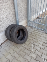 Odložené pneumatiky.